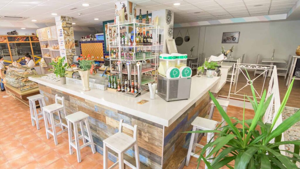 Vista global del interior de una cafetería