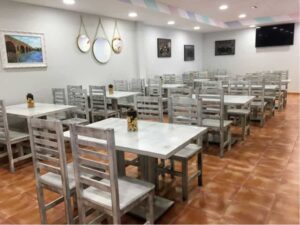 mesas en el interior de una cafetería